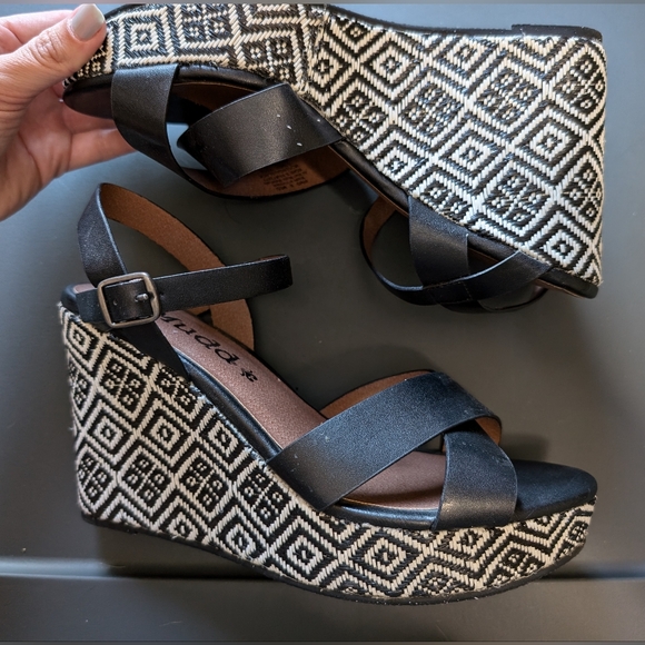 MUDD Wedge Sandals Like New Geometric Design W8 Black/White - Picture 2 of 7